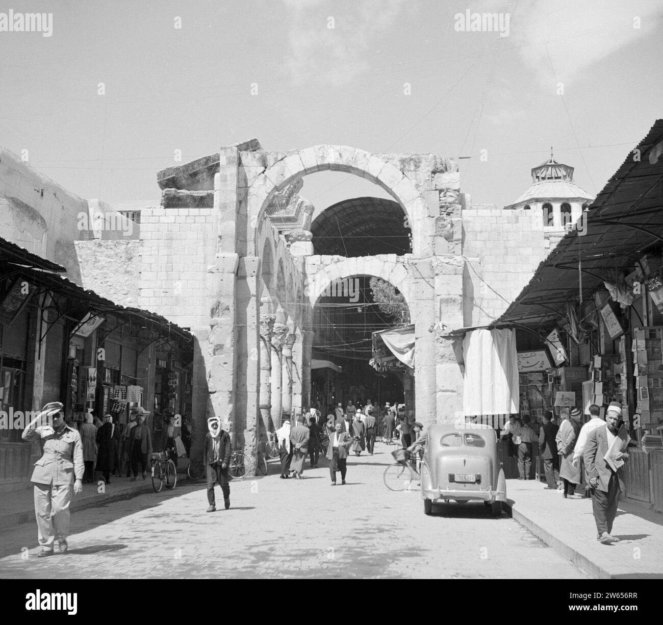 Eines der Enden des suq Hamidieh in Damaskus mit dem Bogen des römischen Jupitertempels ca. 1950-1955 Stockfoto