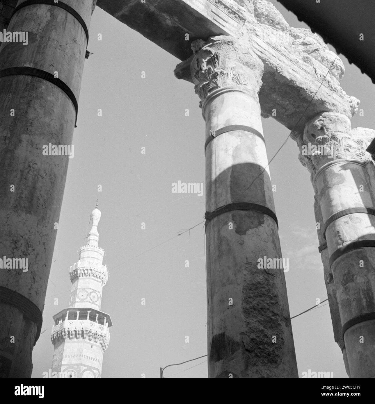 An einem Ende des Suq Schinken in Damaskus am Eingang der Omayyade Moschee mit dem Propyleum und dem Minarett der Omayyade Moschee ca. 1950-1955 Stockfoto