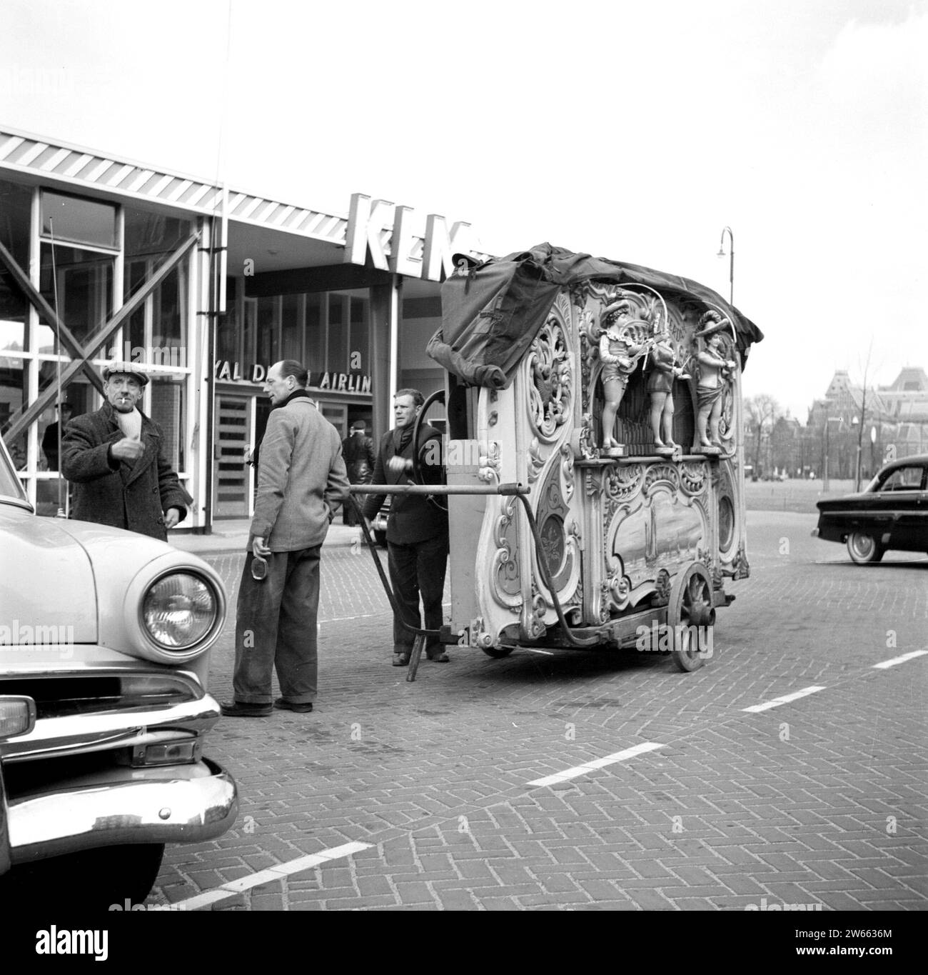 Eine Tonnenorgel vor dem KLM-Büro auf dem Museumplein CA. 1950 Stockfoto