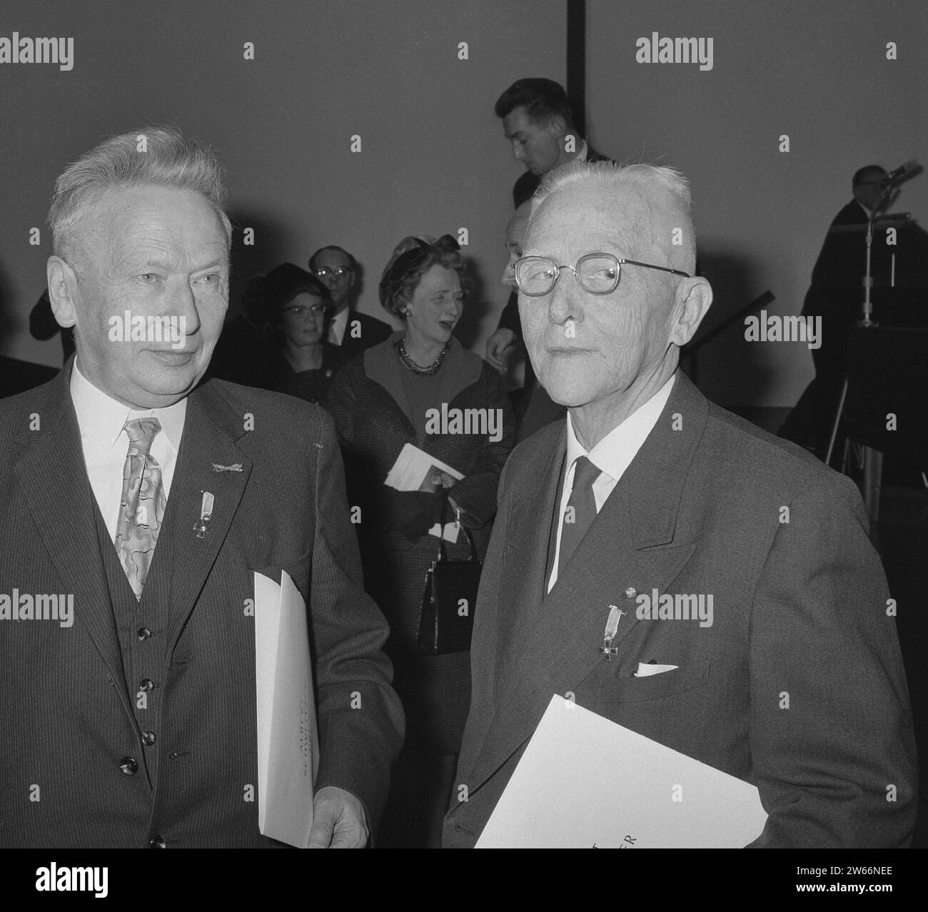 Der Albert-Schweitzer-Preis, verliehen an Professor Dr. W. Banning, rechts Dr. H. de Rook CA. Januar 1963 Stockfoto