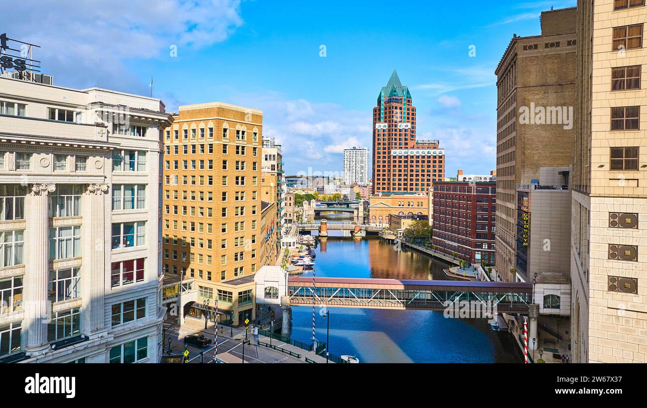 Blick aus der Vogelperspektive auf den Milwaukee River und die Stadtarchitektur Stockfoto