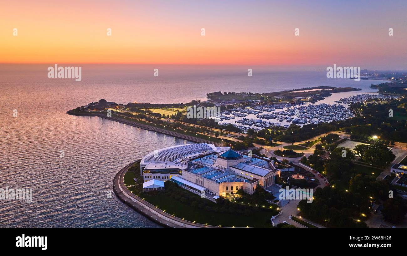 Burnham Harbor Sonnenuntergang über dem Aquarium mit Stadtlichtern bei Nacht am Lake Michigan, Chicago IL Stockfoto