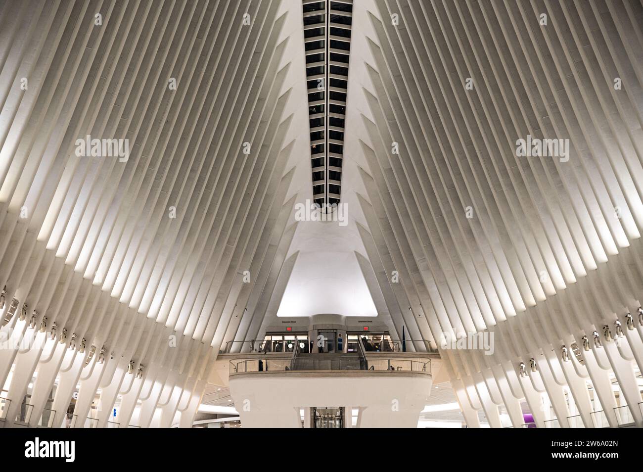 Helle weiße Farbe, kreatives Mega-Struktur-Interieur des World Trade Center Verkehrsknotenpunkts mit Kameras in New York City bei Tageslicht Stockfoto