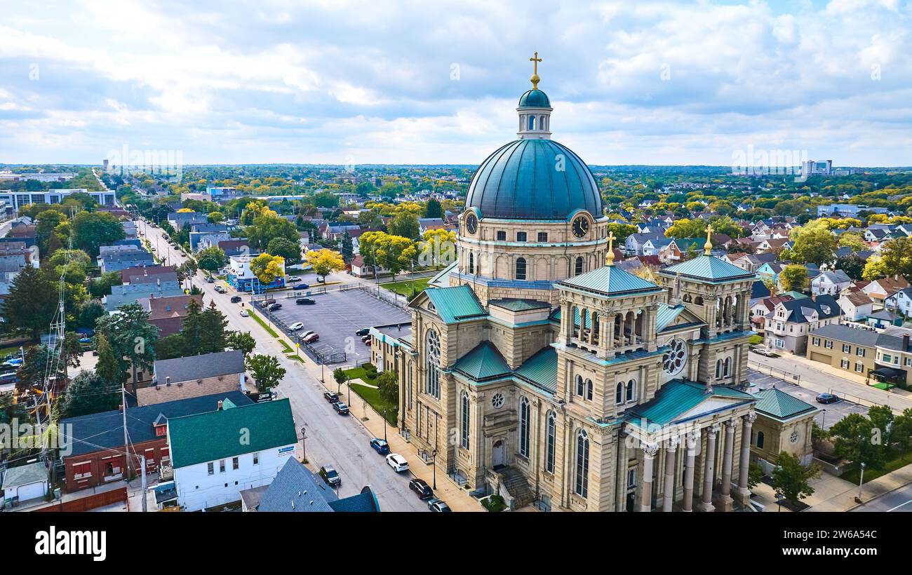 Blick aus der Vogelperspektive auf die Grand Cathedral mit Green Dome im Vorort Milwaukee Stockfoto
