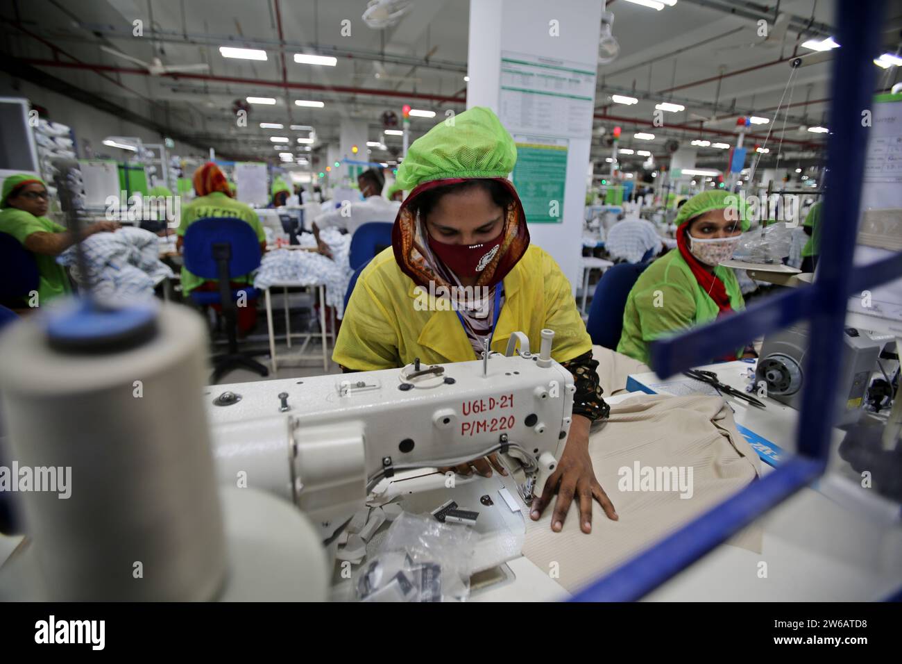 Der Arbeiter arbeitet am 21. Dezember 2023 in einer Bekleidungsfabrik in Dhaka, Bangladesch. In den Textilfabriken in Bangladesch wird cl hergestellt Stockfoto