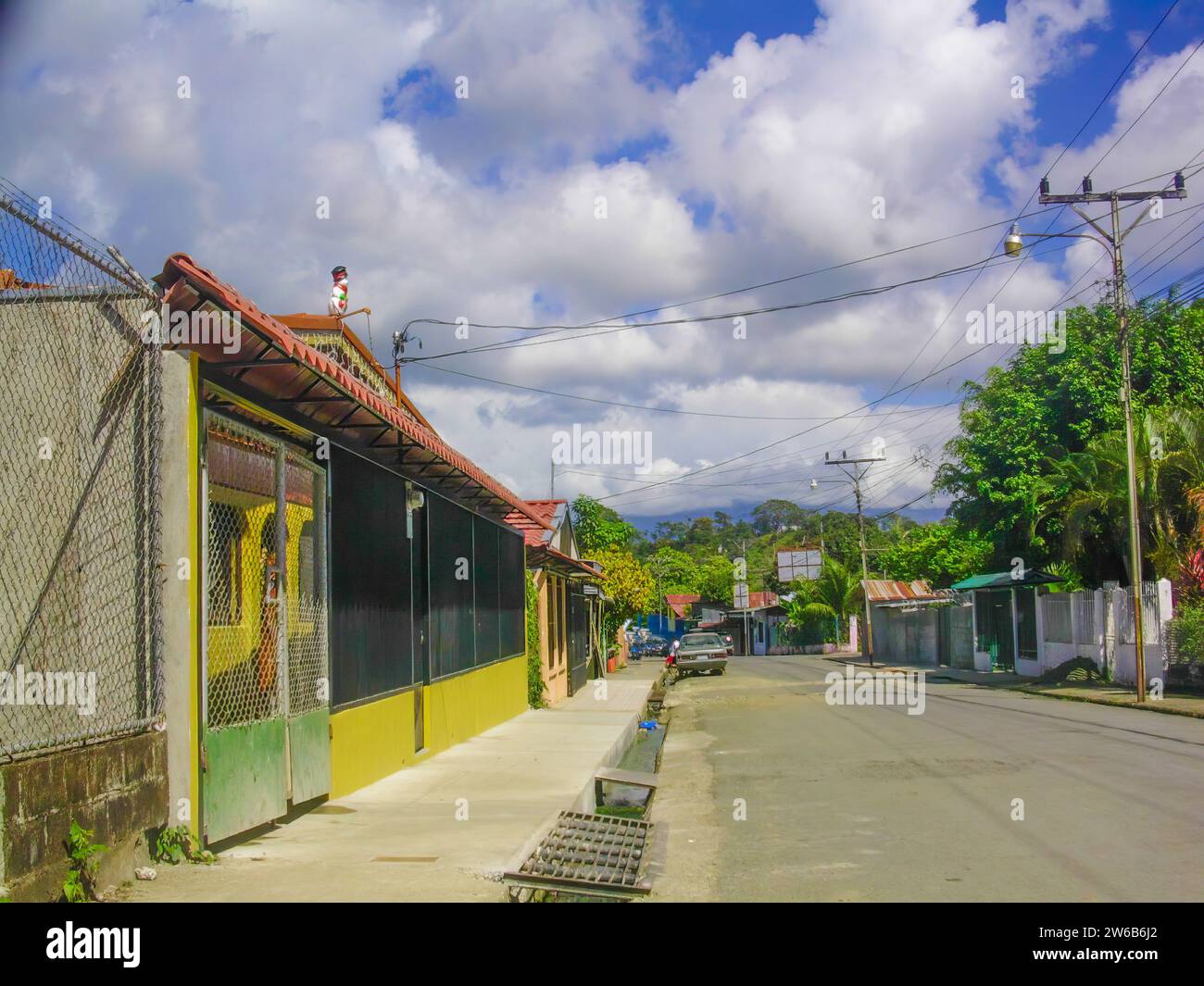 Leere Straße mit traditionellen farbenfrohen Häusern, Quepos, Provinz Puntarenas, Costa Rica Stockfoto