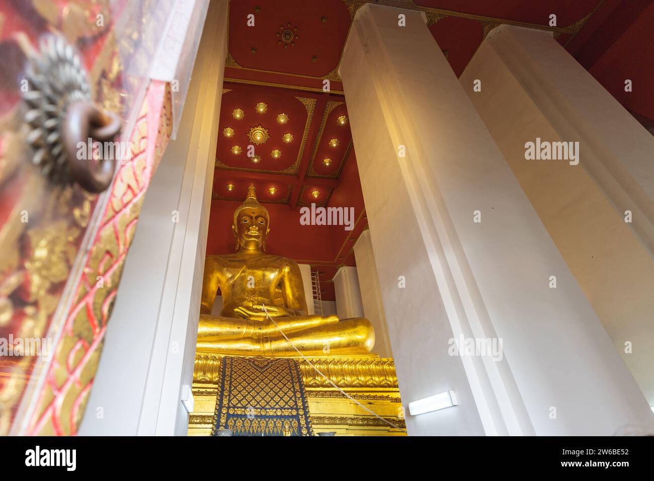 Von unten die große goldene buddha-Statue Meditation in Wihan Phra Mongkhon Bophit in Ayutthaya, Thailand Stockfoto