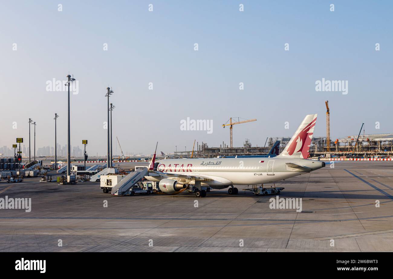 Seitenansicht eines Passagierflugzeugs des Qatar Airways A320-214 am internationalen Flughafen Hamad in Doha, Katar Stockfoto