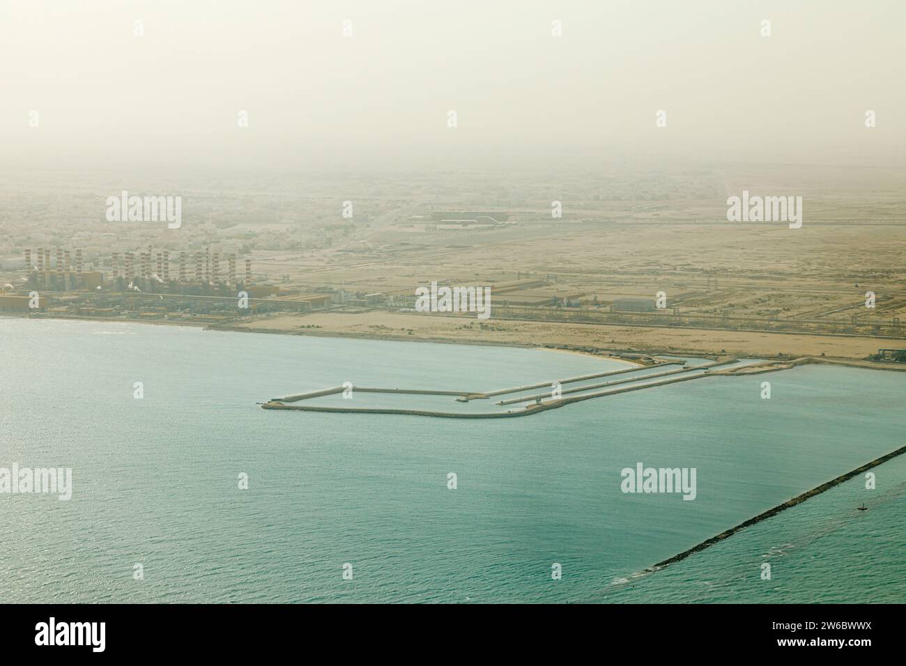 Aus der Vogelperspektive einer Flüssig-Erdgas-Raffinerie und eines Kraftwerks an der Küste in Doha, Katar am Persischen Golf, von oben gesehen an einem verwitterten Tag Stockfoto