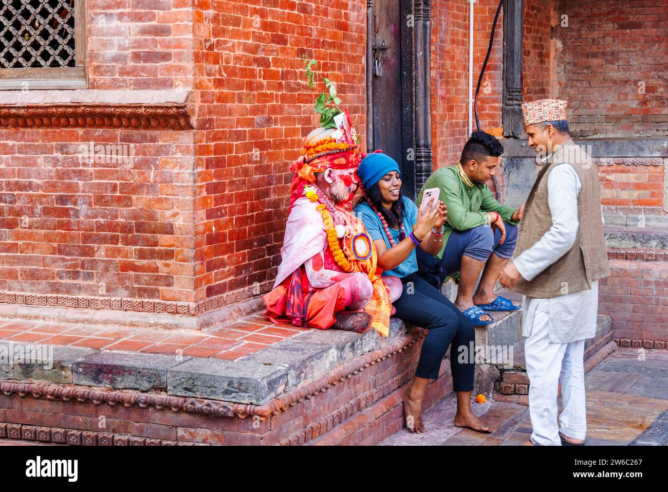 Ein Tourist macht ein Selfie mit einem lokalen Sadhu in Pashupatinath, einem UNESCO-Weltkulturerbe in Kathmandu, der Hauptstadt Nepals Stockfoto