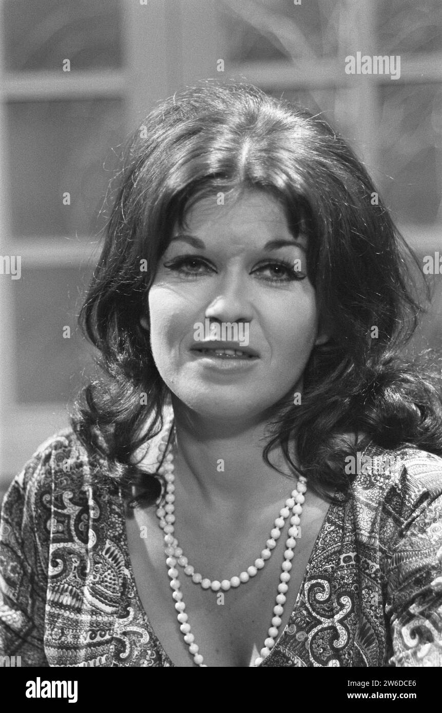 Sängerin Rita Hovink in der Fernsehsendung de Oude Koffergramofoon CA. Januar 1973 Stockfoto