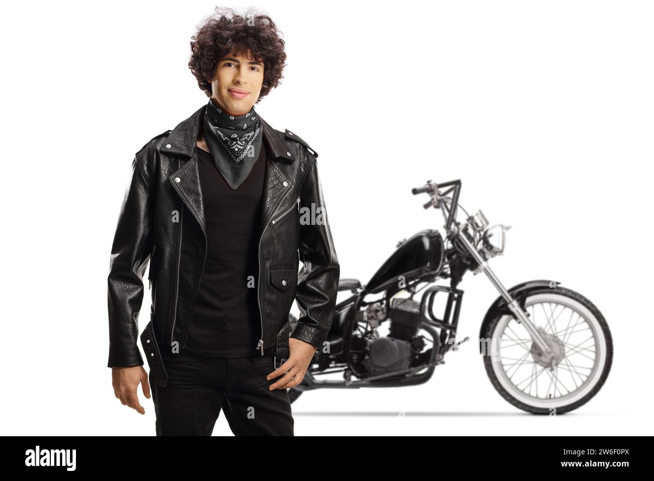 Mann vor einem Motorrad in einer Lederjacke und schwarzem Schal isoliert auf weißem Hintergrund Stockfoto
