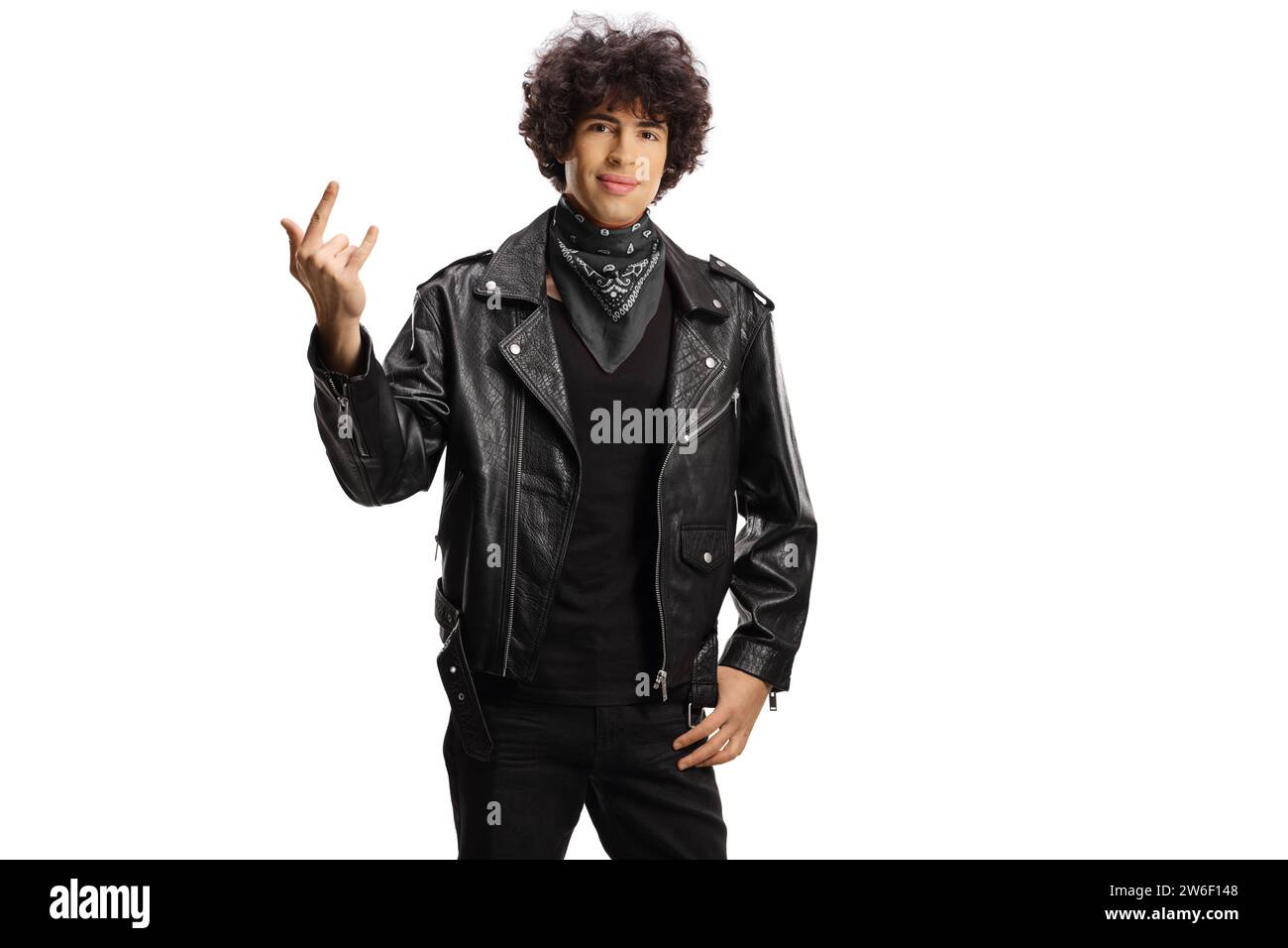 Mann in einer Lederjacke und schwarzem Schal Gesten Rock-and-Roll-Zeichen isoliert auf weißem Hintergrund Stockfoto