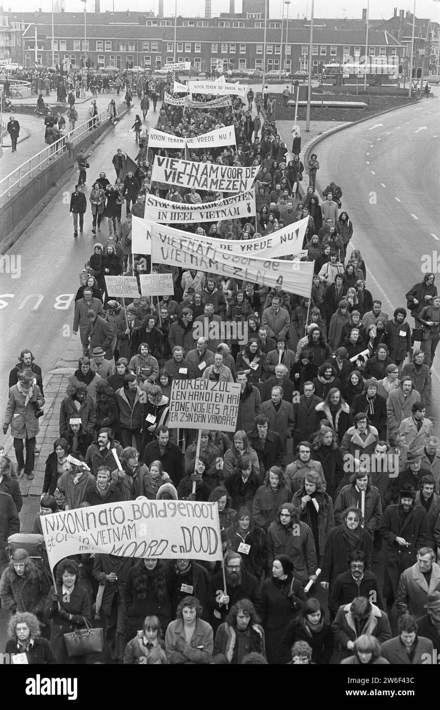 Demonstration gegen den Krieg in Vietnam von mehr als 50.000 Menschen in Utrecht, Demonstranten mit Spruchbändern ca. Januar 1973 Stockfoto