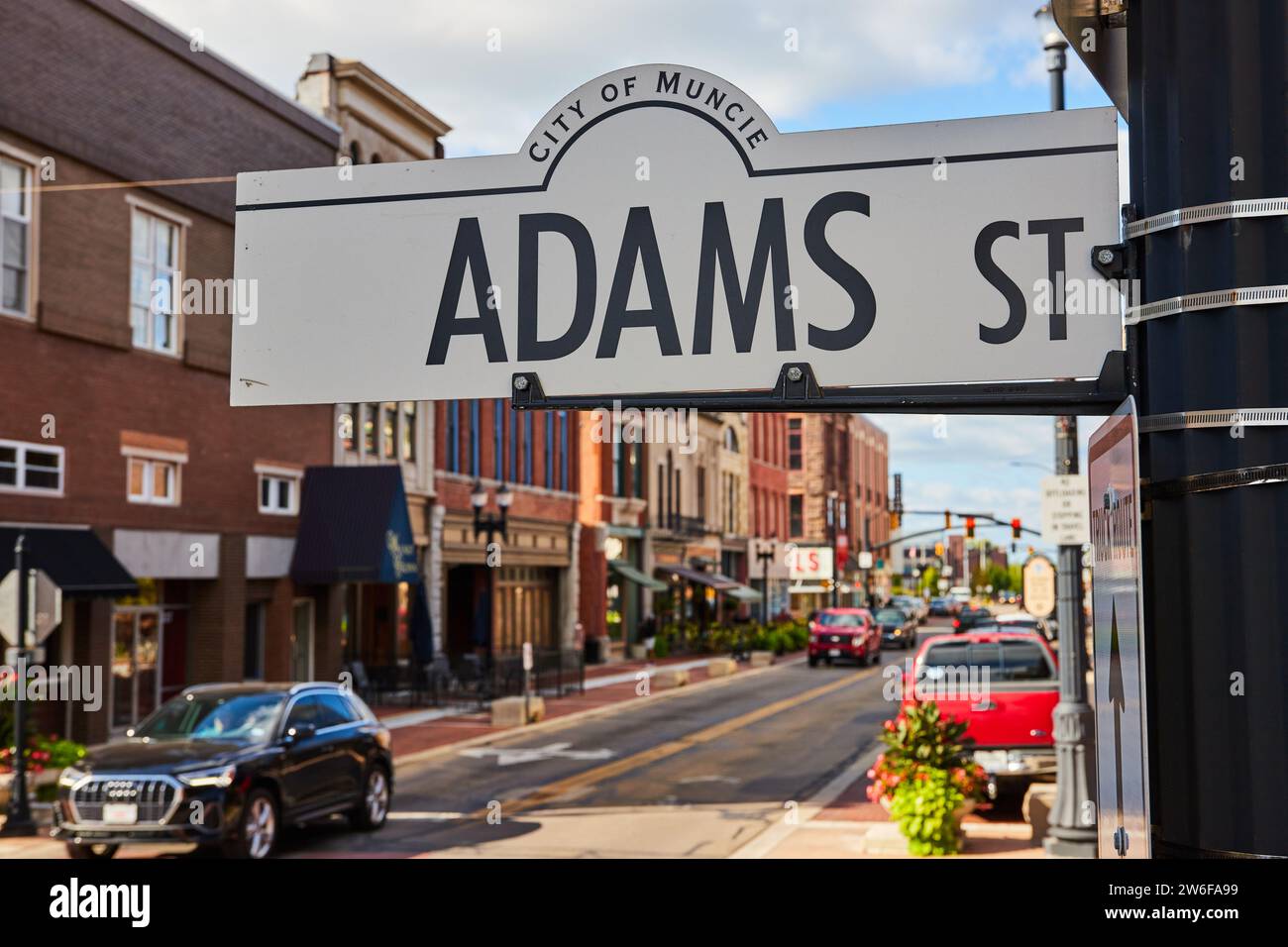 Adams Street Schild mit Downtown Muncie Scene Stockfoto