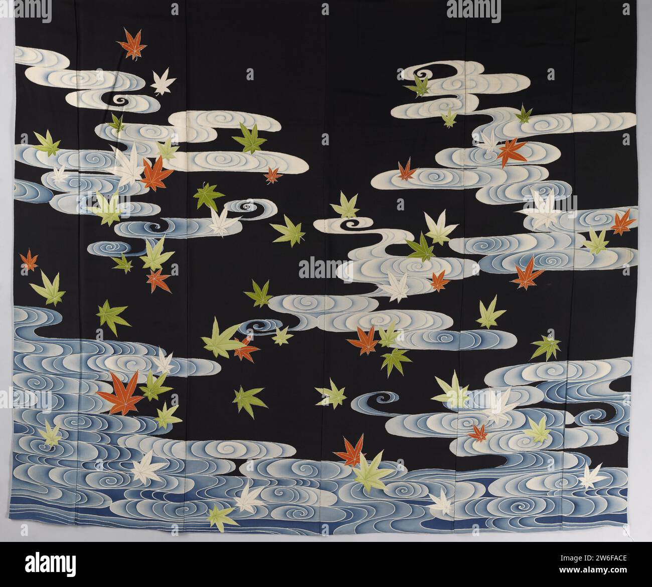 Tanz-Kimono für eine Geisha, 1920 - 1940 Dans-Kimono für Geisha (Susoshiki), mit einer Dekoration an den Ärmeln und am Boden aus verstreuten Ahornblättern in stilisierten Wasserspielen, die sich auf den Fluss Tatsuta beziehen, der für diese Herbstszene berühmt ist. Schwarzer Krepp-Seide (Chirurgie) mit bemalter yuzen-Dekoration in weiß, Rot, Blau und Grün, mit Details in Silber- und Goldfolie. Helles Licht aus hellgrauer Seide. Japanisches Seidengemälde Dans-Kimono für Geisha (Susoshiki) mit einer Dekoration an den Ärmeln und am Boden verstreuter Ahornblätter in stilisierten Wasserspielen, die auf den Fluss Tatsuta verweisen, der für diese Herbstszene berühmt ist Stockfoto