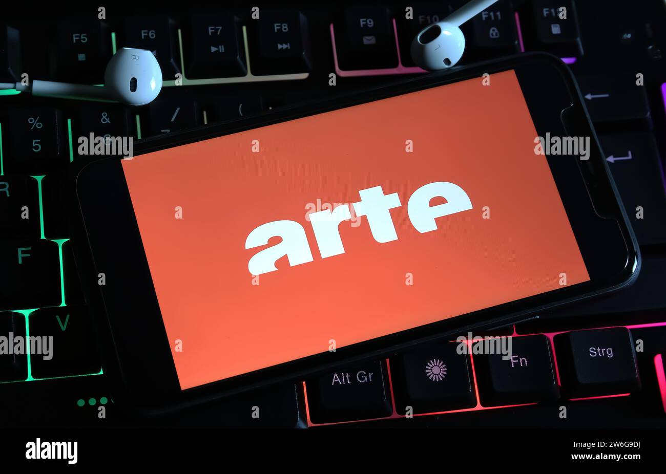 Viersen, Deutschland - 9. Dezember. 2023: Nahaufnahme des Smartphones auf Computertastatur mit Logo-Schriftzug des deutschen fernsehsenders Arte Stockfoto