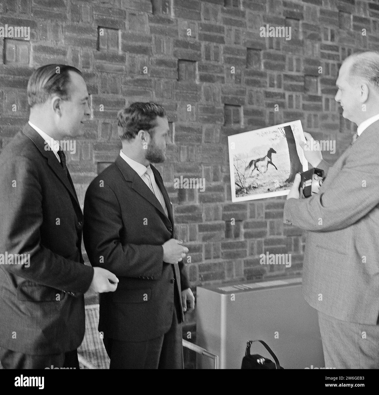 World Press Photo Prize wird dem Fotografen Peter Thomann, Peter van Breukelen (rechts) mit dem Siegerfoto ca. April 1964 Stockfoto
