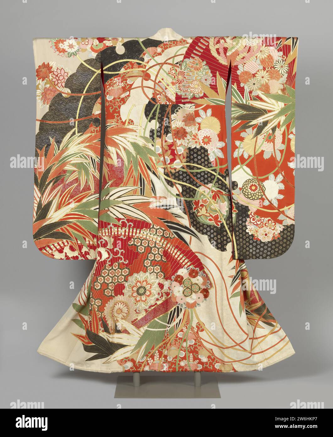 Kimono für eine unverheiratete Frau, 1905 - 1920 formeller Kimono mit langen Ärmeln für eine unverheiratete junge Frau (Furisode), im ganzen Flugzeug mit großen Fans, Schneeflocken, Bambus, Chrysanthemen und anderen Pflanzenmotiven dekoriert, mit Blumenzwiebeln und Kordeln, die die Komposition kreuzen. Cremeweiße Kreppseide mit yuzen-Dekoration in hauptsächlich rot, grün und rosa, mit Details in Silber- und Goldfäden, Gold- und Silberfolie. Rotes Seidenfutter. Drei Familienwaffen von Chrysanthemen. Japan Seidenstickerei / Gemälde formeller Kimono mit langen Ärmeln für eine unverheiratete junge Frau (Furisode), dekoriert auf der ganzen Seite Stockfoto