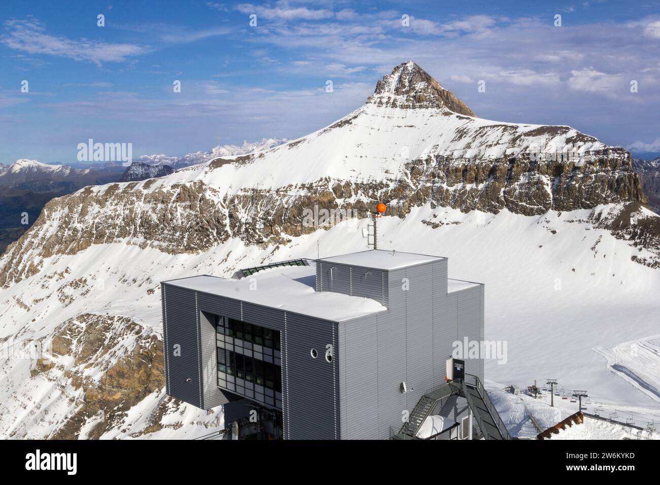 Col du Pillon, Schweiz - 09. Oktober 2020: Liftstation und Restaurant, entworfen vom berühmten Schweizer Architekten Mario Botta am Glacier 3000 mit Old Stockfoto