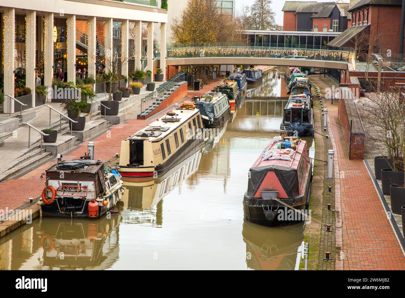 Canal Narrowboat auf dem Oxford Canal, der durch Banbury Oxfordshire führt, entlang des Light Freizeitkomplexes und des Castle Quay Shopping Center Stockfoto