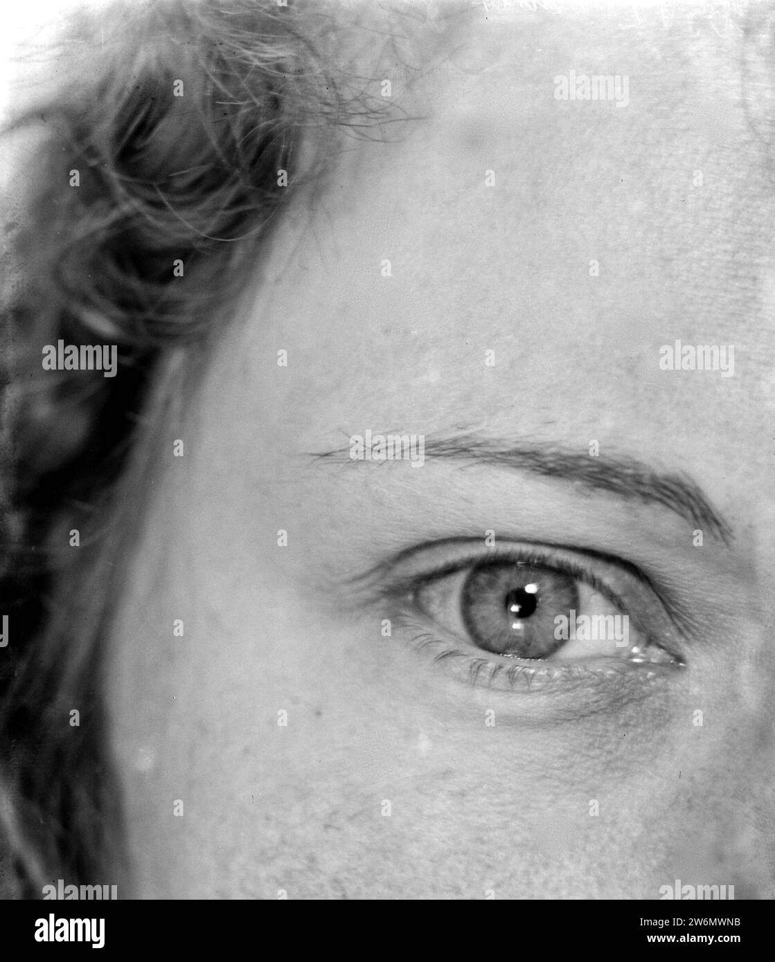 Rechtes auge der frau Schwarzweiß-Stockfotos und -bilder - Alamy