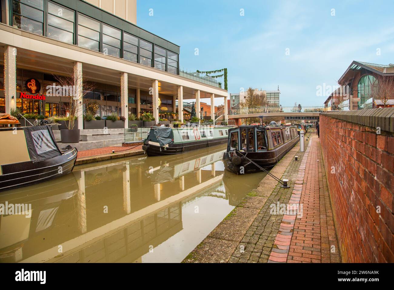 Canal Narrowboat auf dem Oxford Canal, der durch Banbury Oxfordshire führt, entlang des Light Freizeitkomplexes und des Castle Quay Shopping Center Stockfoto