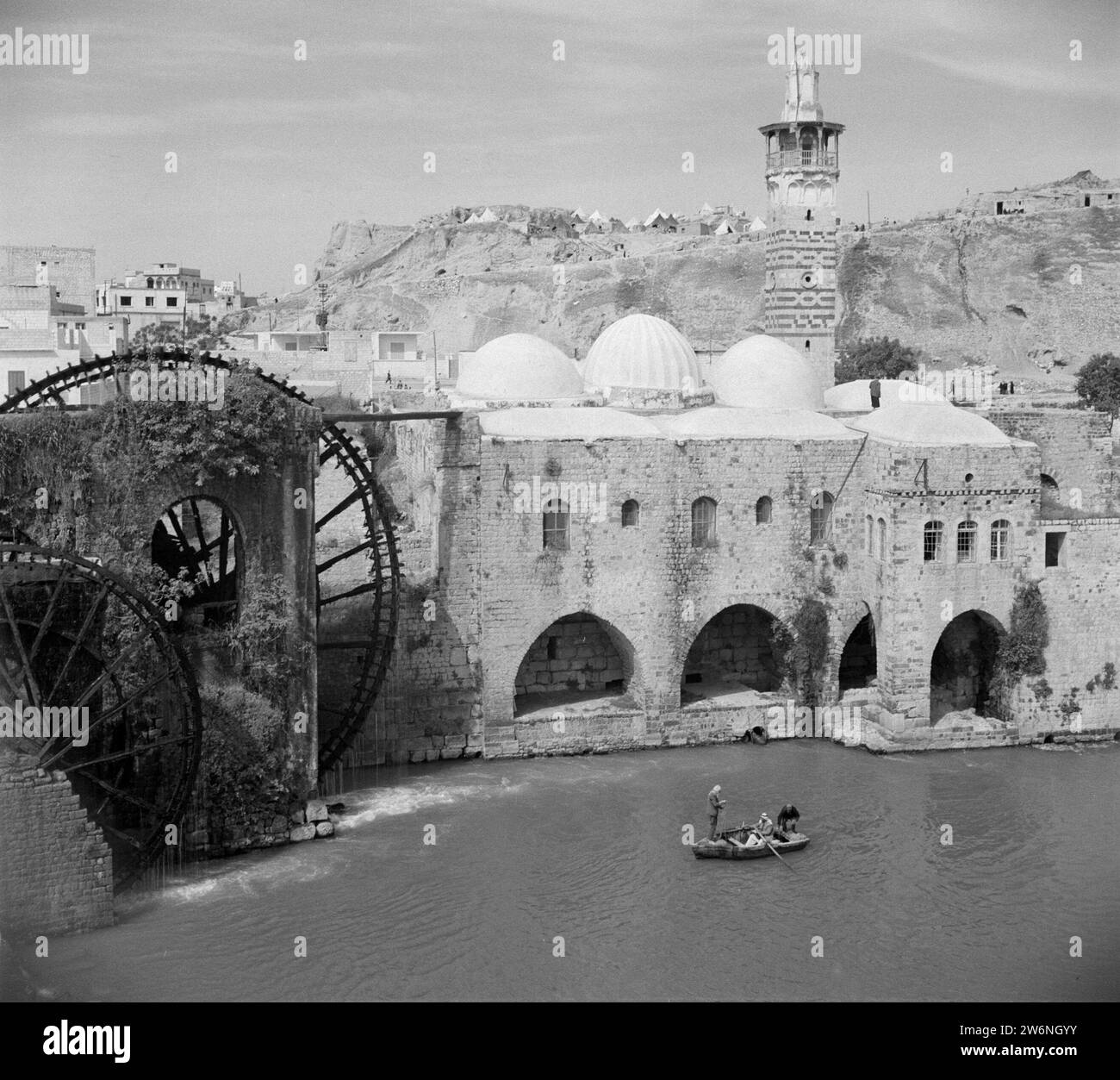 Hölzerne Wasserrad am Orontes River in Hama CA. 1950-1955 Stockfoto