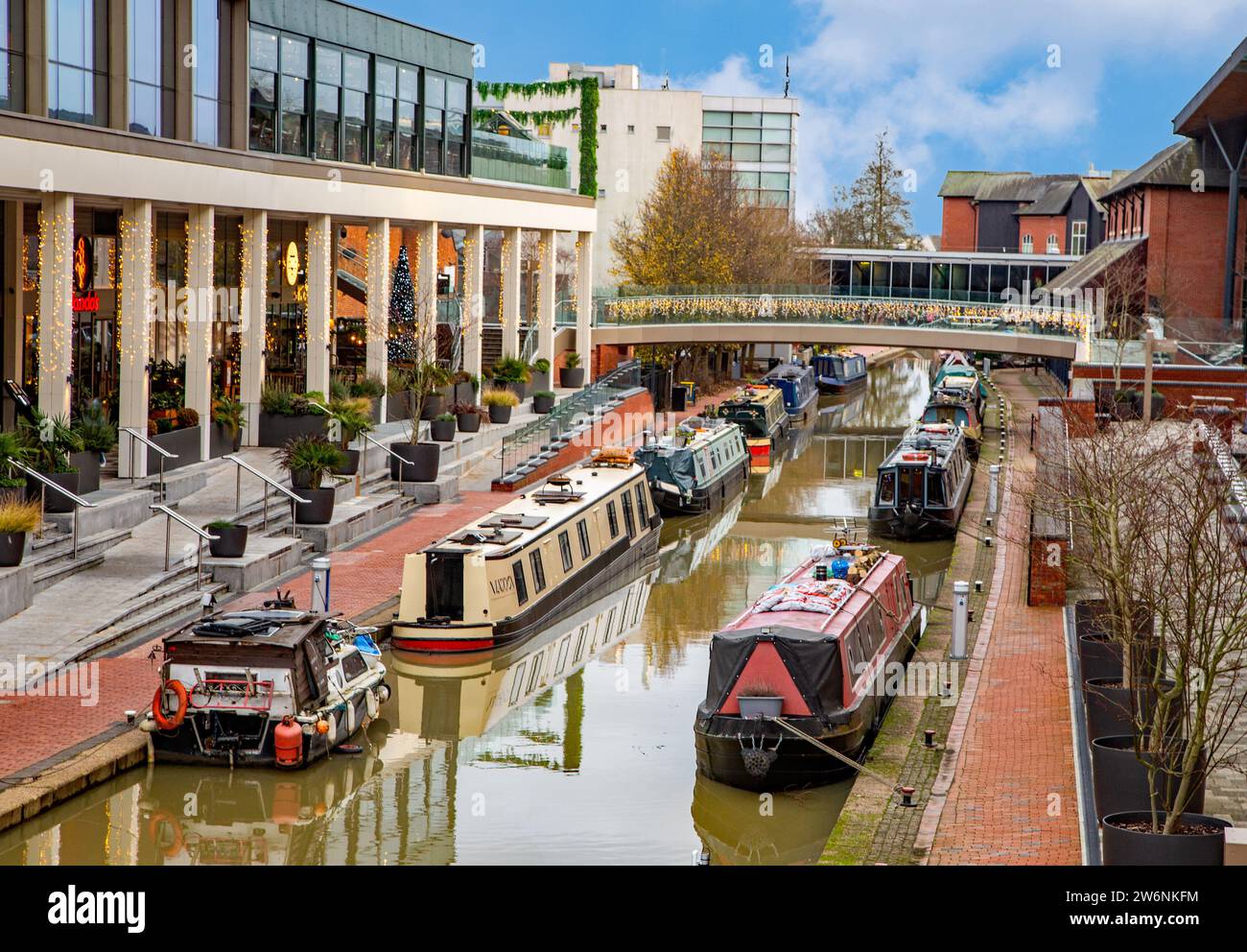 Canal Narrowboat auf dem Oxford Canal, der durch Banbury Oxfordshire führt, entlang des Light Freizeitkomplexes und des Castle Quay Shopping Center Stockfoto