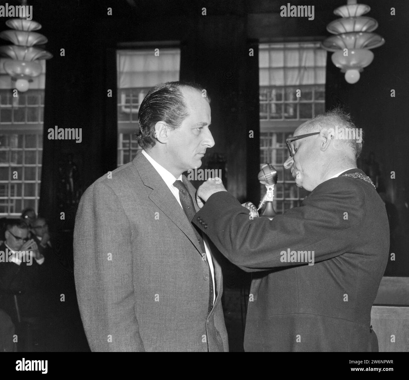 Der stellvertretende Bürgermeister Van Wijk verleiht den Preis an A. C. M. Hermus CA. April 1964 Stockfoto