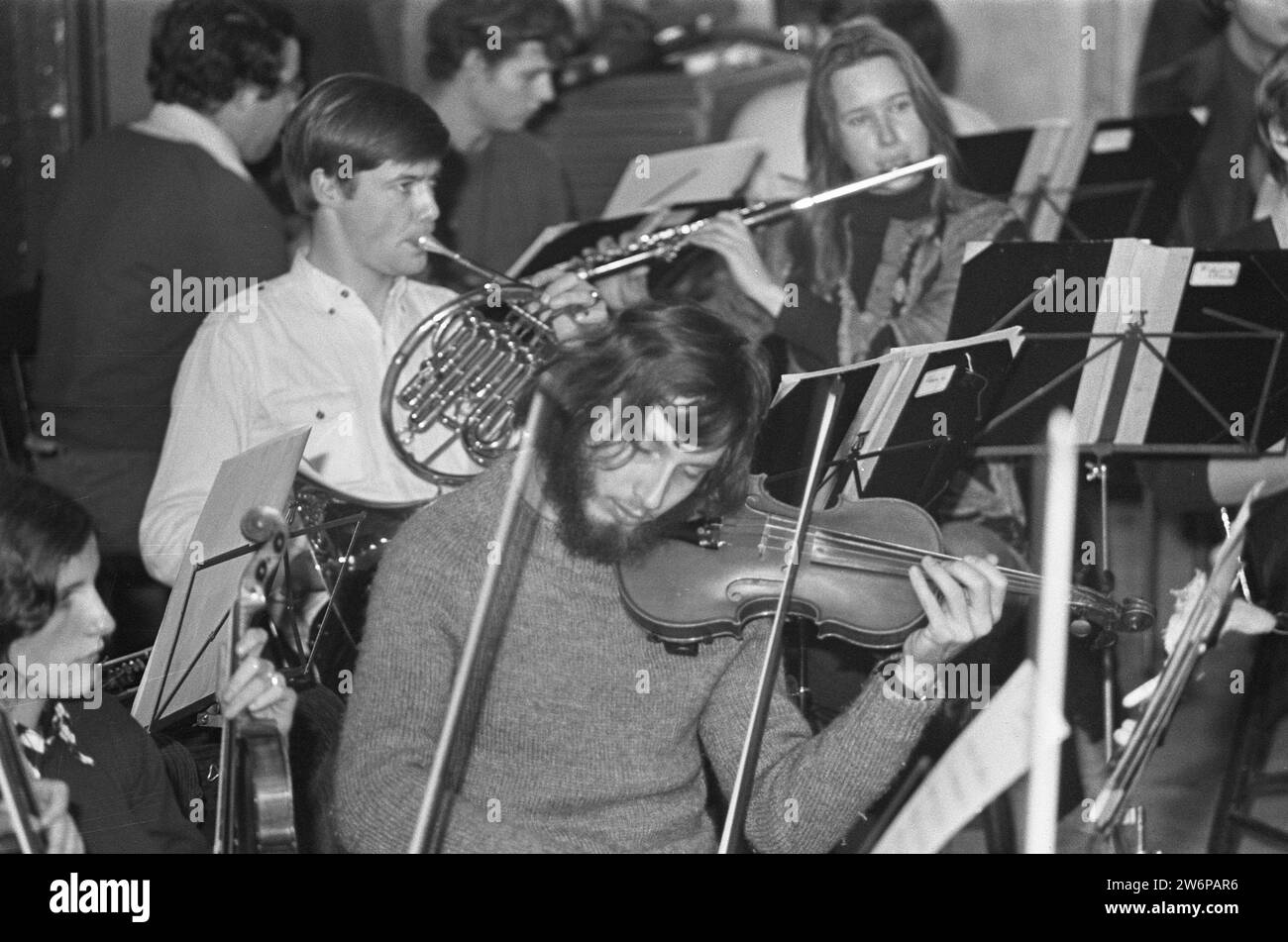 Proben niederländisches Studentenorchester in Bergen, Orchester während der Probe ca. Januar 1973 Stockfoto