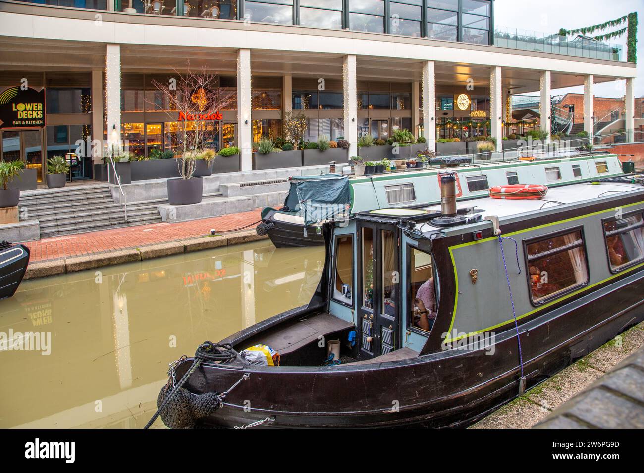 Canal Narrowboat auf dem Oxford Canal, der durch Banbury Oxfordshire führt, entlang des Light Freizeitkomplexes und des Castle Quay Shopping Center Stockfoto