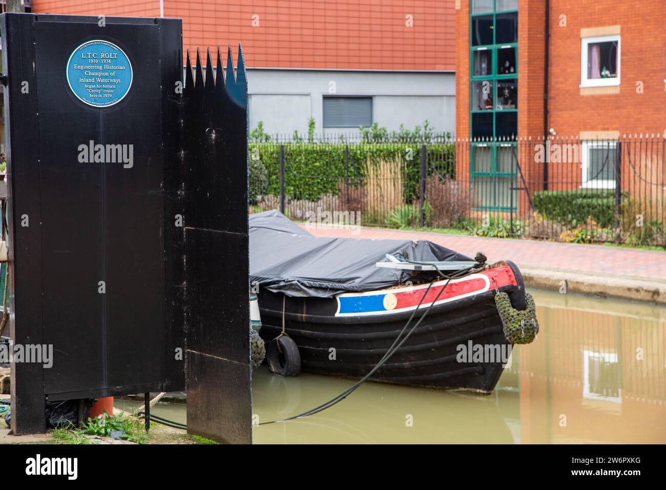 Blaue Plakette an der Wand von Tooley's Werft in der Stadt Banbury in Oxfordshire, die an die Binnenwasserstraßen und den Kanalmeister L T C Rolt erinnert Stockfoto