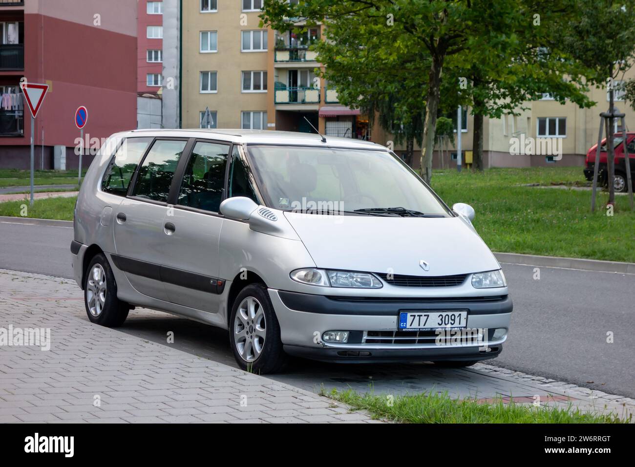 HAVIROV, TSCHECHISCHE REPUBLIK - 2. AUGUST 2016: Renault Espace Minivan, 3. Generation JE0, parkt auf der Straße Stockfoto