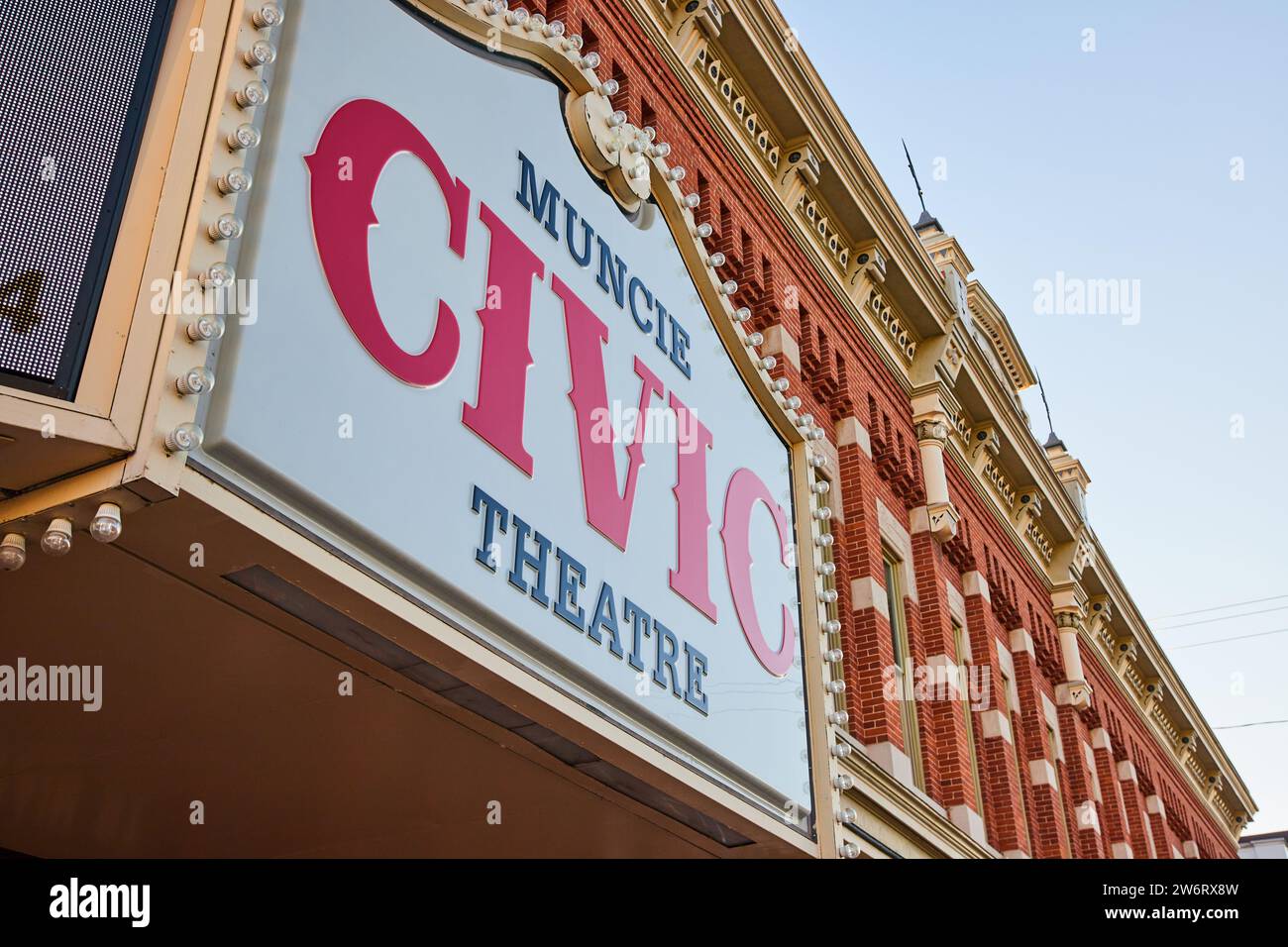 Muncie Civic Theatre Marquee und Fassade vor klarem Himmel Stockfoto