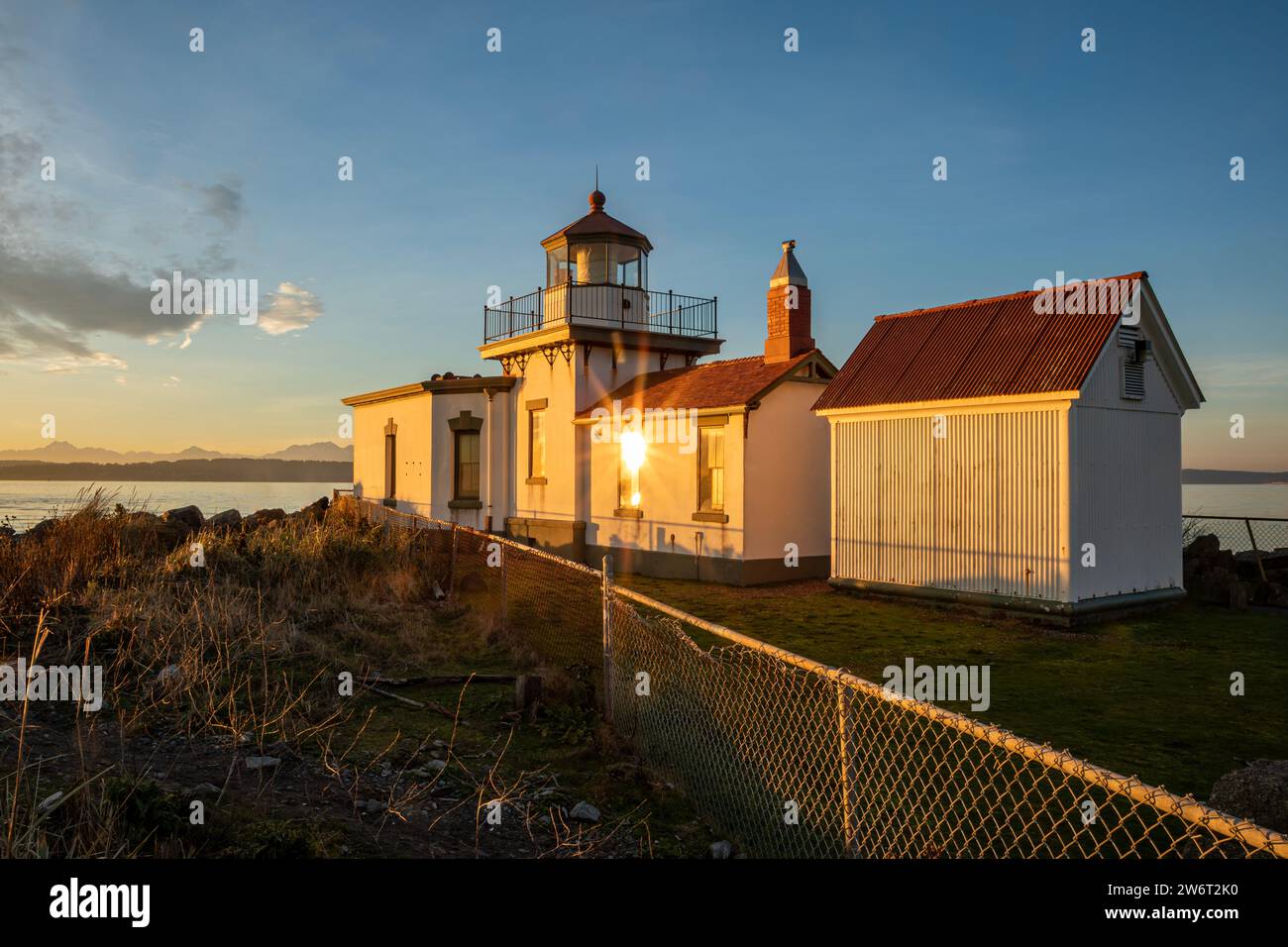 WA23884-00...WASHINGTON - Sonnenuntergang am West Point Lighthouse im Discovery Park von Seattle. Stockfoto