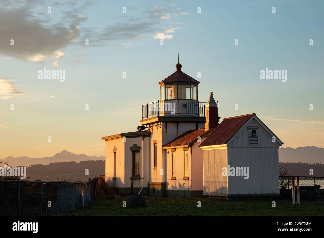 WA23885-00...WASHINGTON - Sonnenuntergang am West Point Lighthouse im Discovery Park von Seattle. Stockfoto