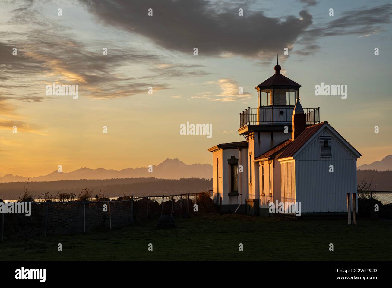 WA23886-00...WASHINGTON - Sonnenuntergang am West Point Lighthouse im Discovery Park von Seattle. Stockfoto