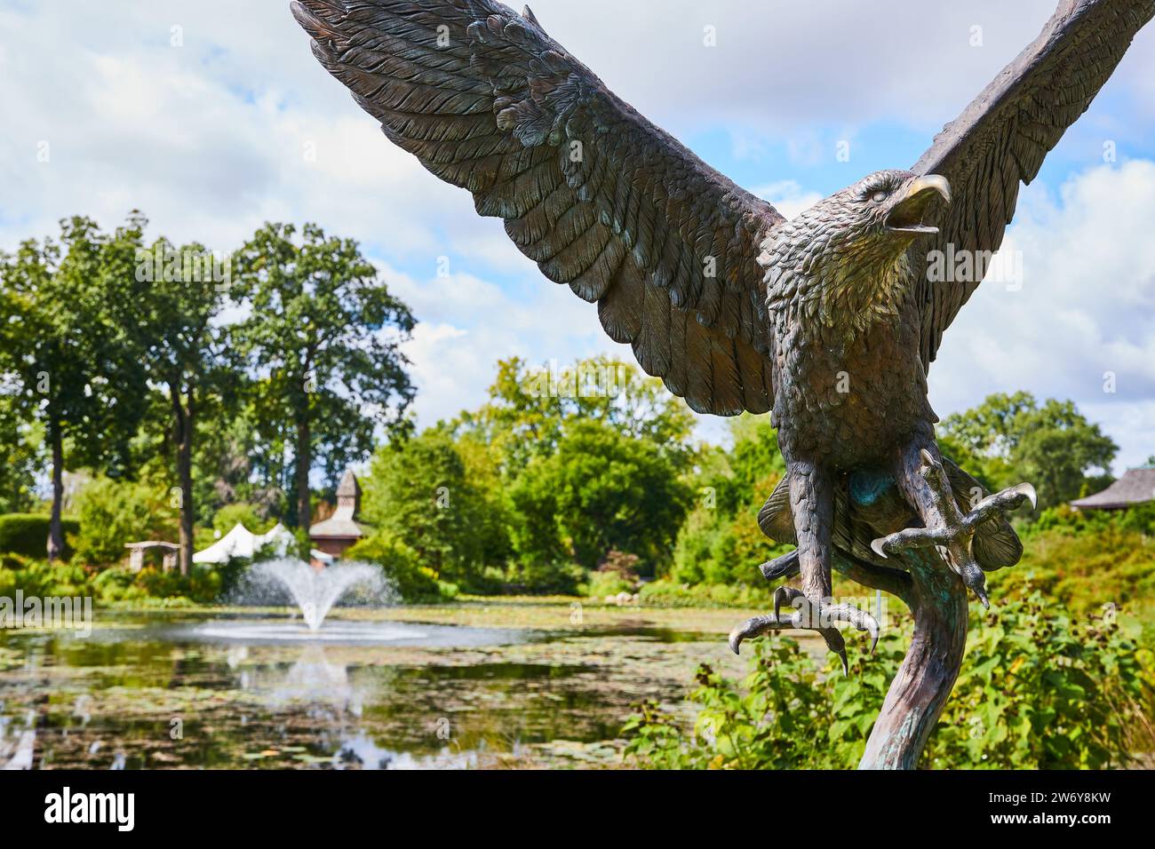 Bronze-Adler-Skulptur im Park mit Brunnenhintergrund Stockfoto