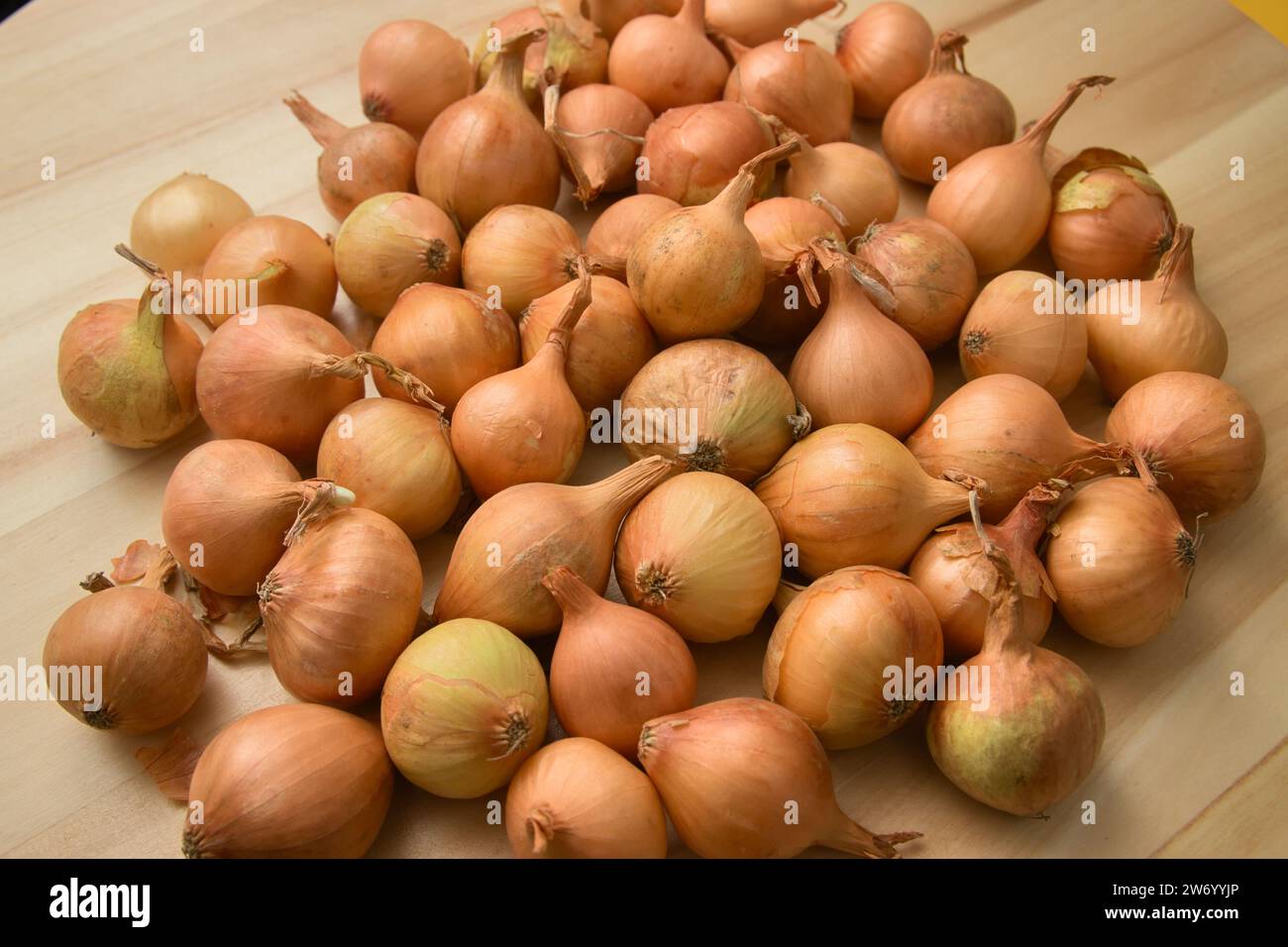 Flaches Lagen von einem Haufen kleiner Perlzwiebeln für Cocktails oder Gurken typisch für spanische Vorspeisen Stockfoto