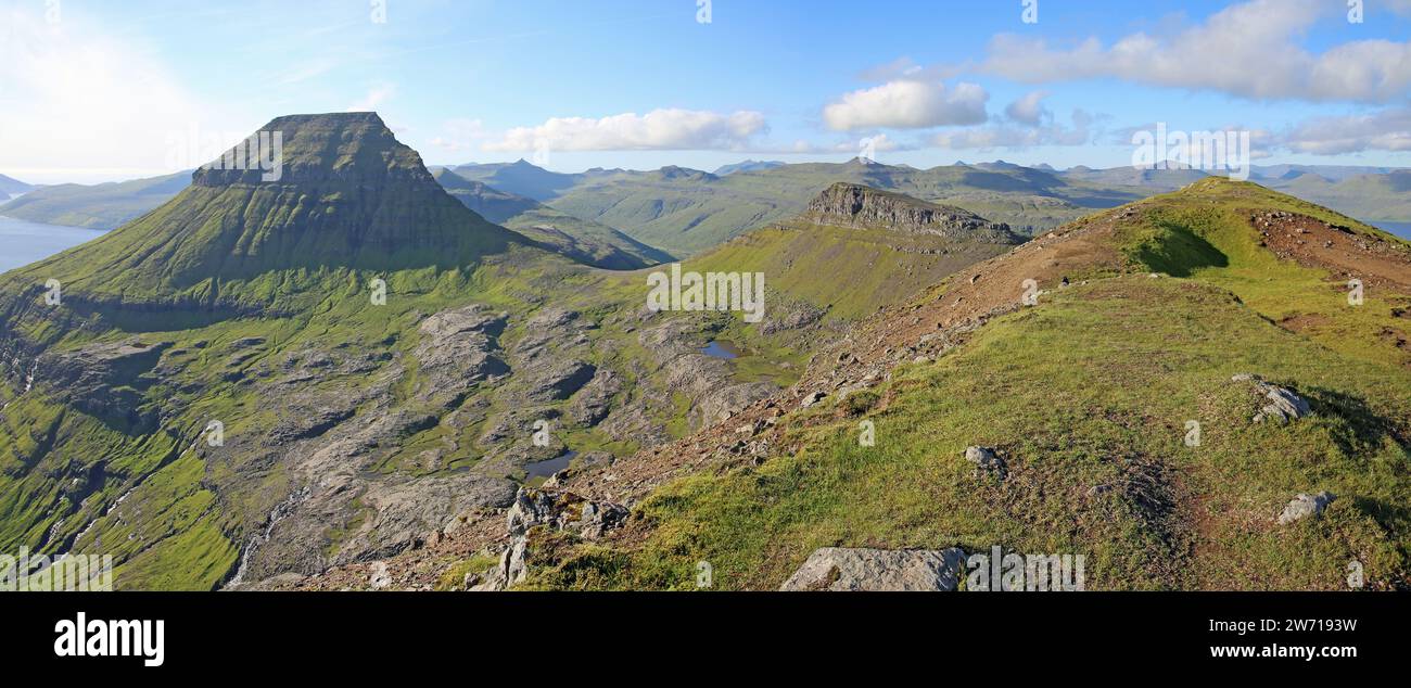 Färöer Ausblick vom Sornfelli auf den Skælinger Stockfoto