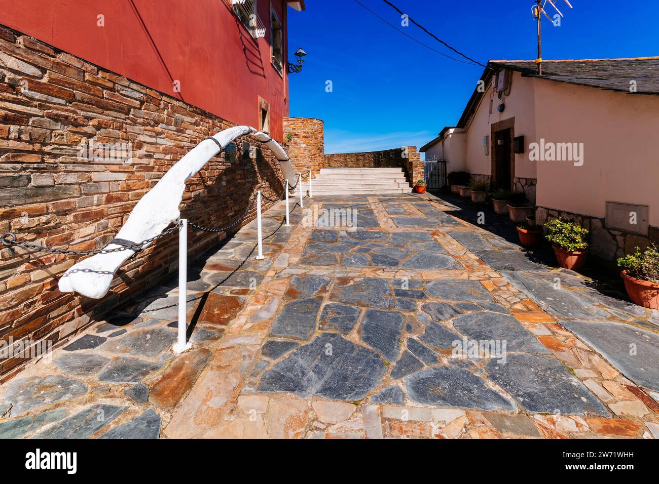 Walknochen. Der Mirador de la Riba erinnert an die Walfangvergangenheit des Dorfes. Puerto de Vega, Navia, Fürstentum Asturien, Spanien, Europa Stockfoto