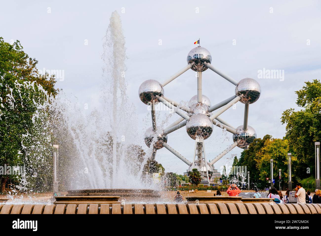 Das Atomium ist ein modernistisches Gebäude in Brüssel, das ursprünglich als Herzstück der Brüsseler Weltausstellung 1958, Expo 58, errichtet wurde. Entwickelt von der eng Stockfoto