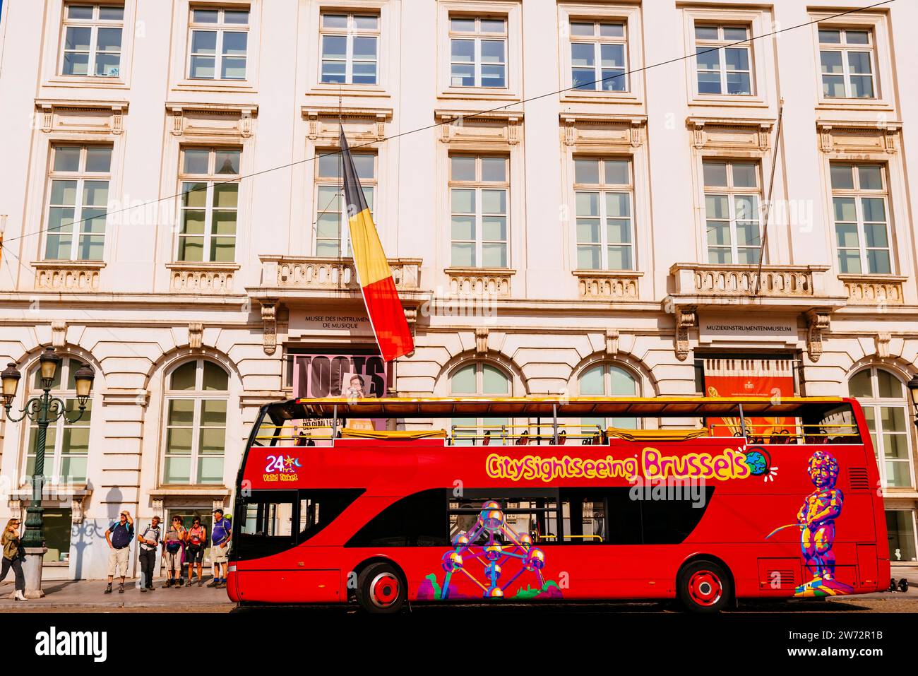 Doppeldeckerbus am Magritte Museum. Hotel du Lotto, Heimat des Magritte-Museums. Das Magritte Museum ist ein Kunstmuseum, das dem Werk von t gewidmet ist Stockfoto