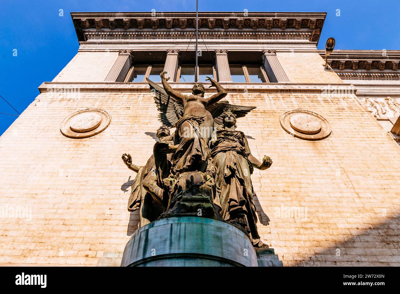Kunstlehre, Statue von Charles van der Stappen am Eingang des Königlichen Museums der Schönen Künste. UN-Beispiel für die Nutzung der Beaux-Arts-Architektur Stockfoto
