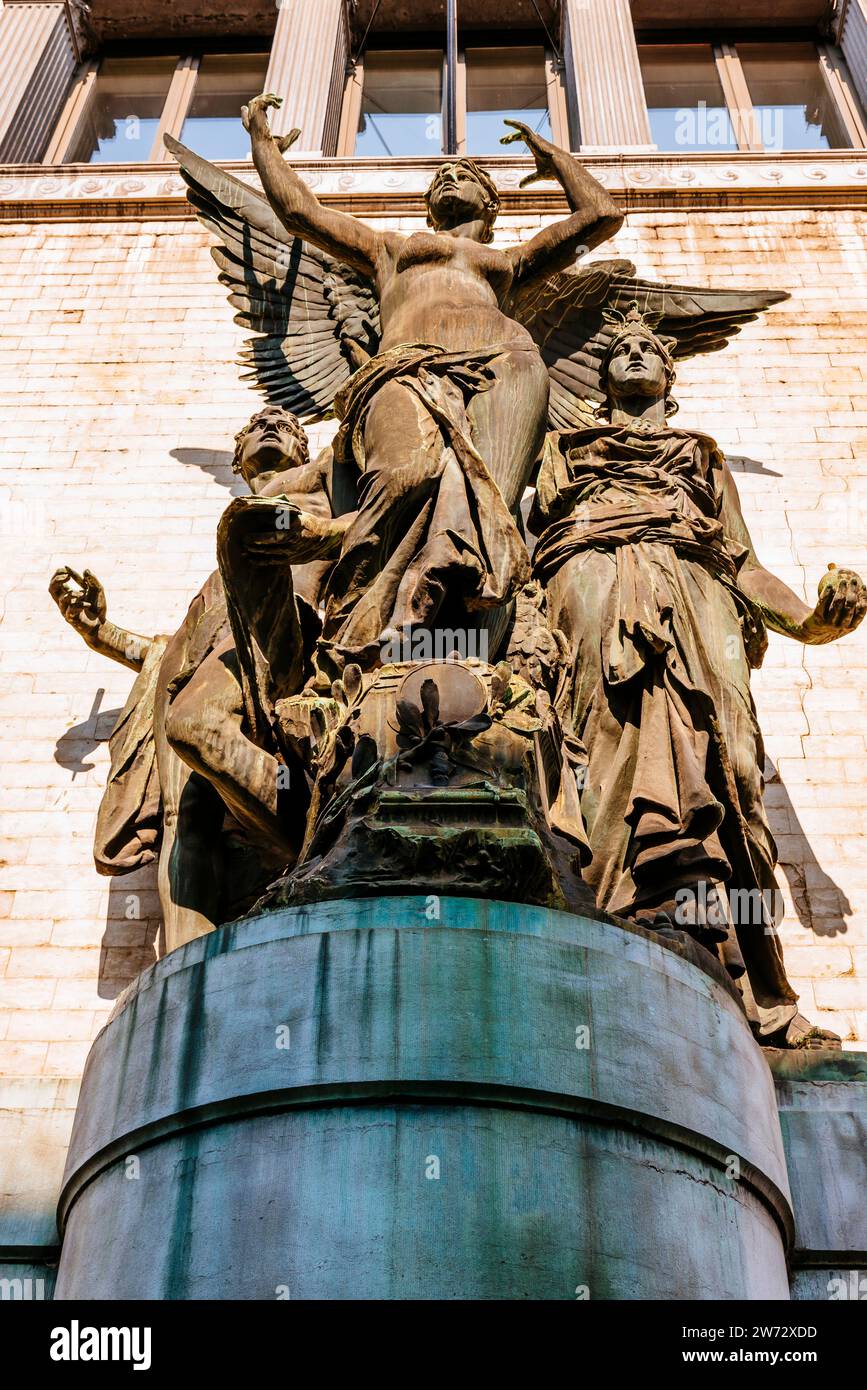 Kunstlehre, Statue von Charles van der Stappen am Eingang des Königlichen Museums der Schönen Künste. UN-Beispiel für die Nutzung der Beaux-Arts-Architektur Stockfoto