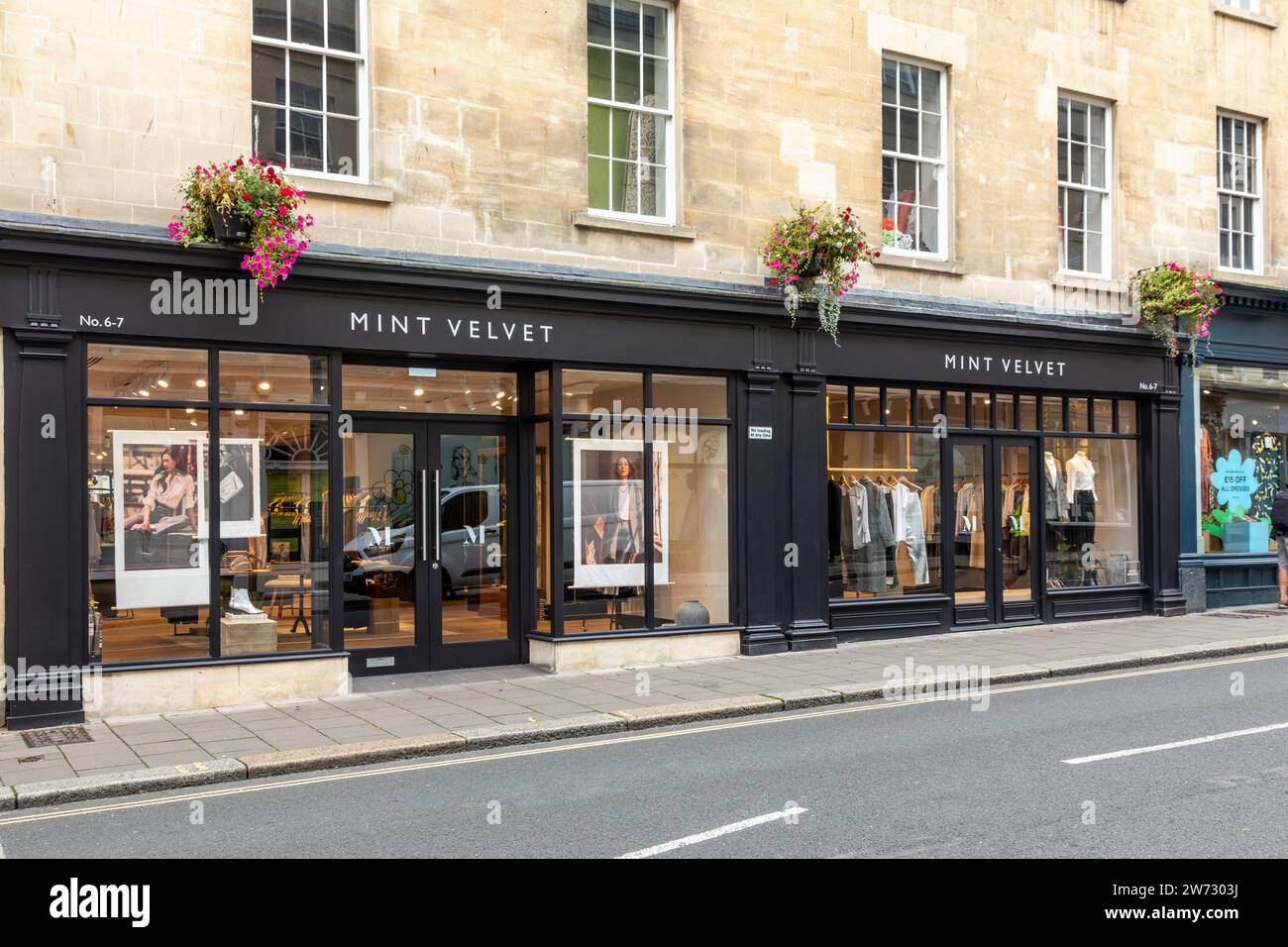 Mint Velvet Damenmode-Einzelhandelsgeschäft in New Bond Street, Bath City Centre, Somerset, England, Großbritannien Stockfoto