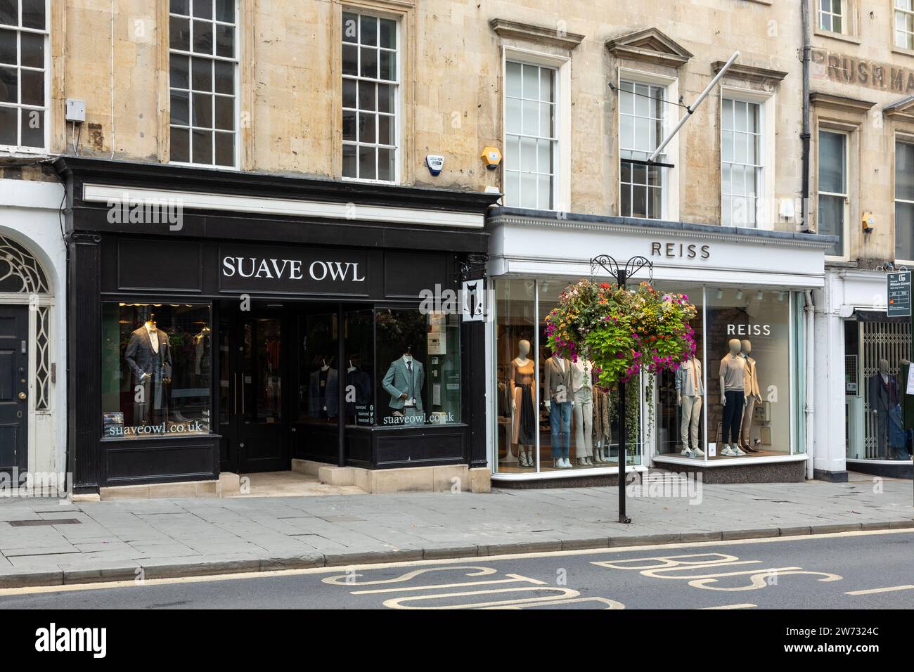Suave Owl Herrenmode Einzelhändler und Reiss Store für Herren- und Damenmode, Milsom Street, Bath City Centre, Somerset, England, UK Stockfoto