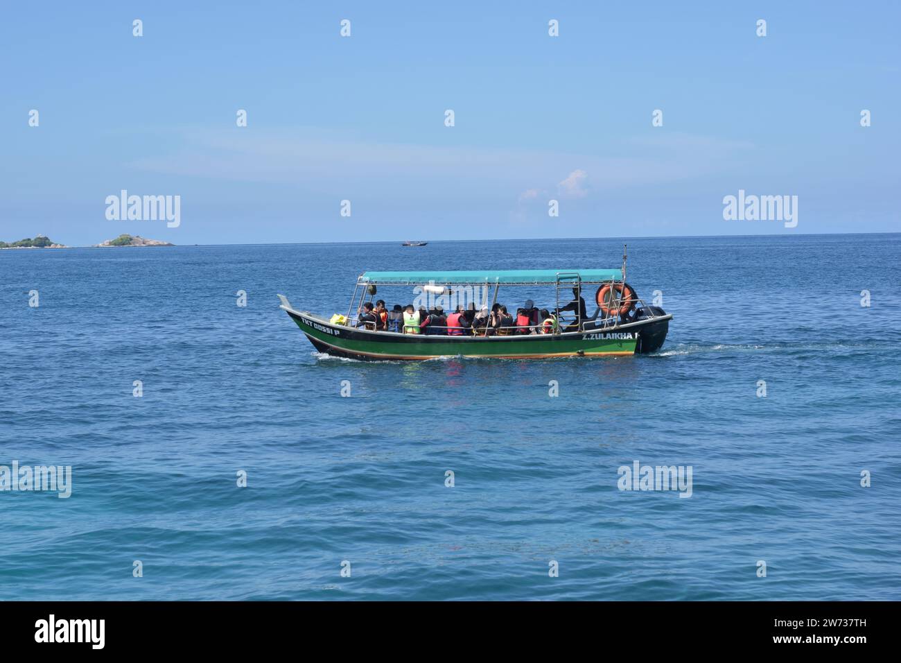 Touristenboot auf Schnorcheltour umgeben Insel Hoffnung, Reise und touristische Aktivitäten, perhentian Insel, Tourismus Stockfoto