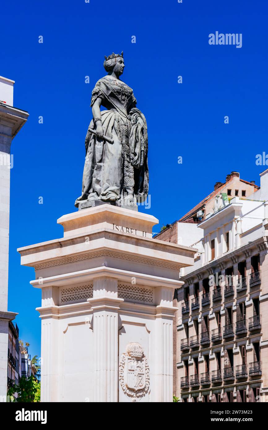 Die Statue von Isabel II. Befindet sich auf der Plaza de Ópera, vor dem Teatro Real. Madrid, Comunidad de Madrid, Spanien, Europa Stockfoto